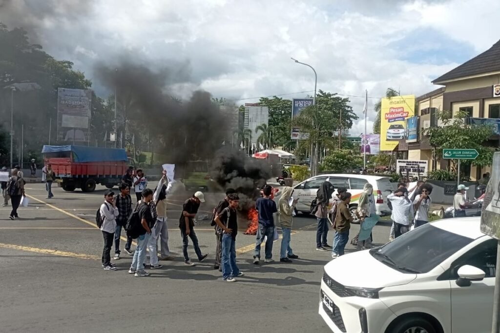 Massa pendemo membakar ban bekas di perempatan Jalan AY Patty Ambon.