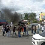 Massa pendemo membakar ban bekas di perempatan Jalan AY Patty Ambon.