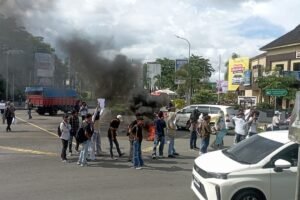 Massa pendemo membakar ban bekas di perempatan Jalan AY Patty Ambon.