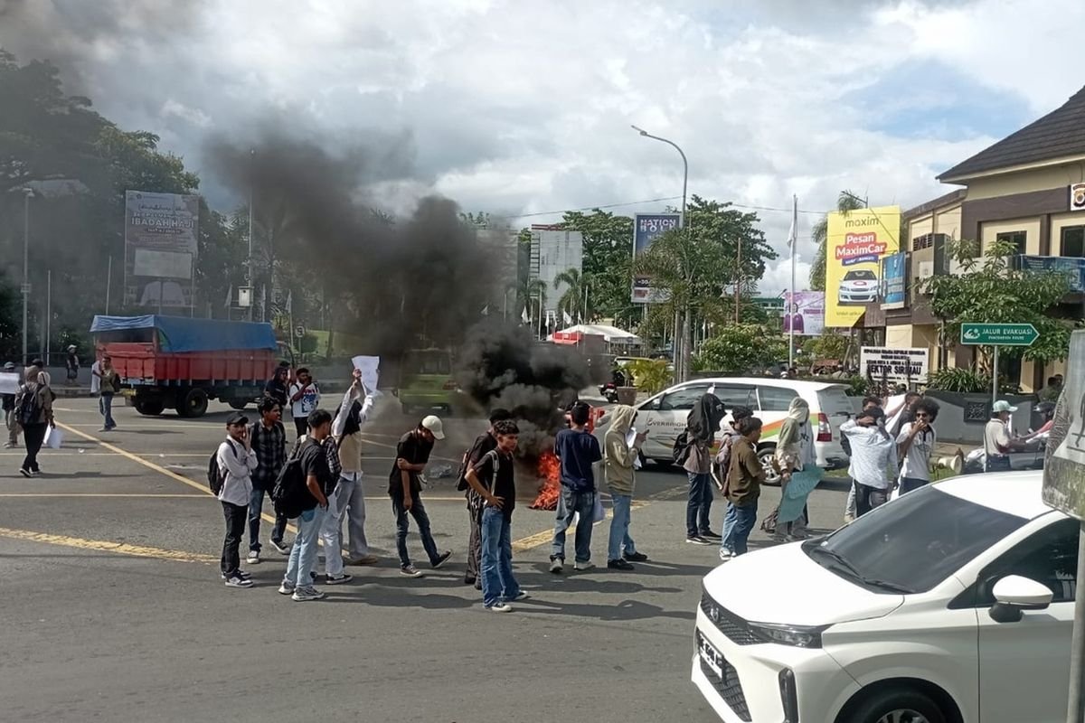 Massa pendemo membakar ban bekas di perempatan Jalan AY Patty Ambon.