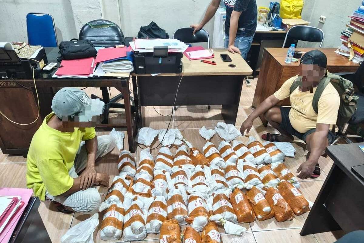 Sejumlah barang bukti berupa 825 Kilogram Merkuri telah diamankan pihak kepolisian.