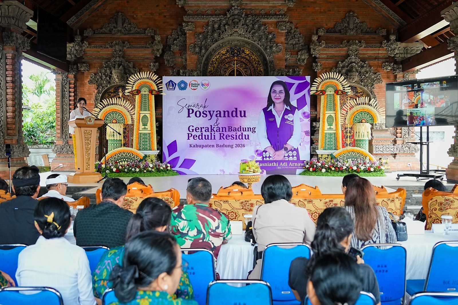 Ketua Tim Pembina Posyandu Kabupaten Badung, Nyonya Rasniathi Adi Arnawa membuka Semarak Posyandu Kabupaten Badung Tahun 2026 di Banjar Kembangsari, Desa Blahkiuh, Kecamatan Abiansemal, Selasa (19/5).