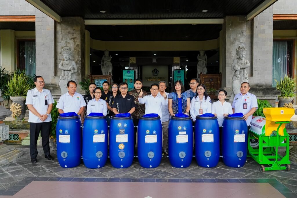 Bupati Wayan Adi Arnawa menerima bantuan tong komposter dan mesin pencacah sampah organik dari program TJSP/CSR Kabupaten Badung di lobi Kantor Bupati Badung, Puspem Badung, Rabu (6/5).