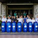 Bupati Wayan Adi Arnawa menerima bantuan tong komposter dan mesin pencacah sampah organik dari program TJSP/CSR Kabupaten Badung di lobi Kantor Bupati Badung, Puspem Badung, Rabu (6/5).