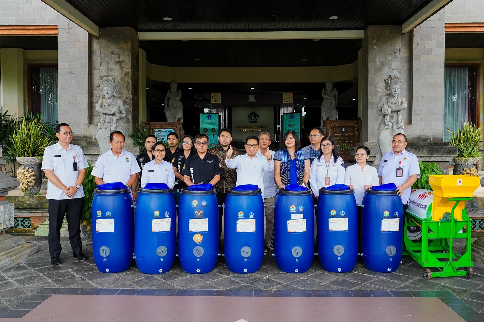 Bupati Wayan Adi Arnawa menerima bantuan tong komposter dan mesin pencacah sampah organik dari program TJSP/CSR Kabupaten Badung di lobi Kantor Bupati Badung, Puspem Badung, Rabu (6/5).