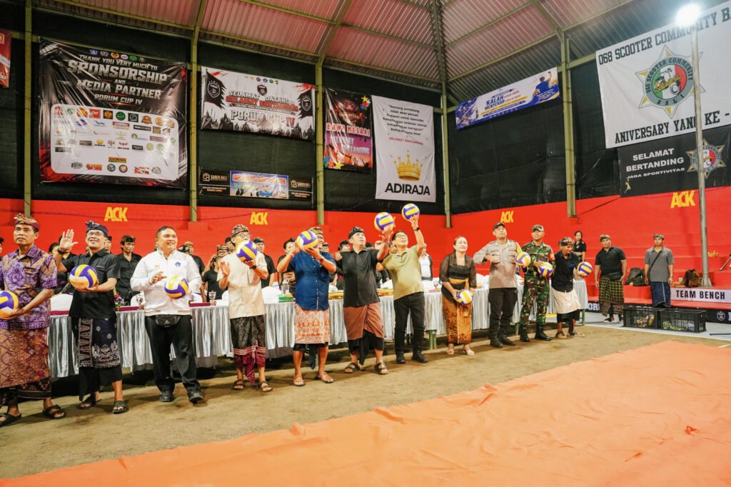 Bupati Wayan Adi Arnawa secara resmi membuka Turnamen Bola Voli Porum Cup IV di Banjar Umahanyar, Desa Darmasaba, Kecamatan Abiansemal, Senin (4/5).