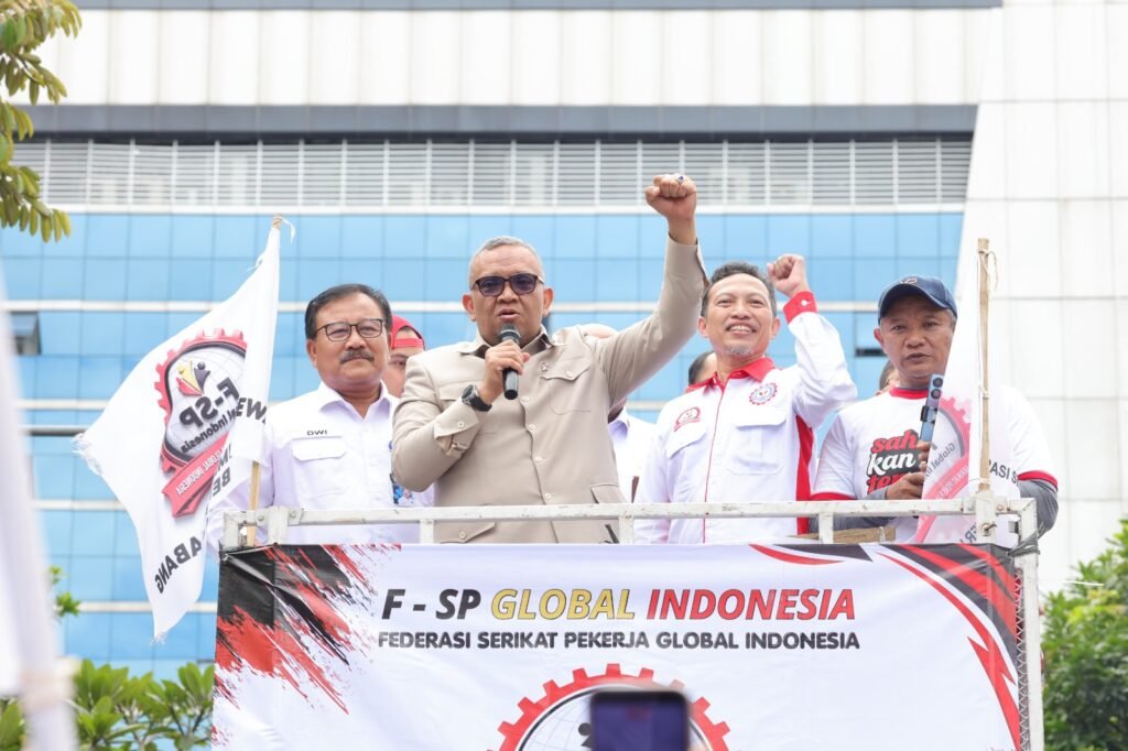 Wakil Menteri Ketenagakerjaan, Afriansyah Noor, saat menerima aksi damai Federasi Serikat Pekerja Global Indonesia (F-SPGI) di depan kantor Kemnaker, Jakarta, Senin (25/5/2026).