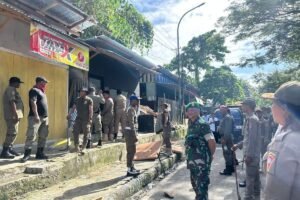 Lokasi penertiban Lapak pedagang yang dibangun diatas trotoar di sepanjang Jalan Ir. M Putuhena depan Kampus Universitas Pattimura, Ambon.