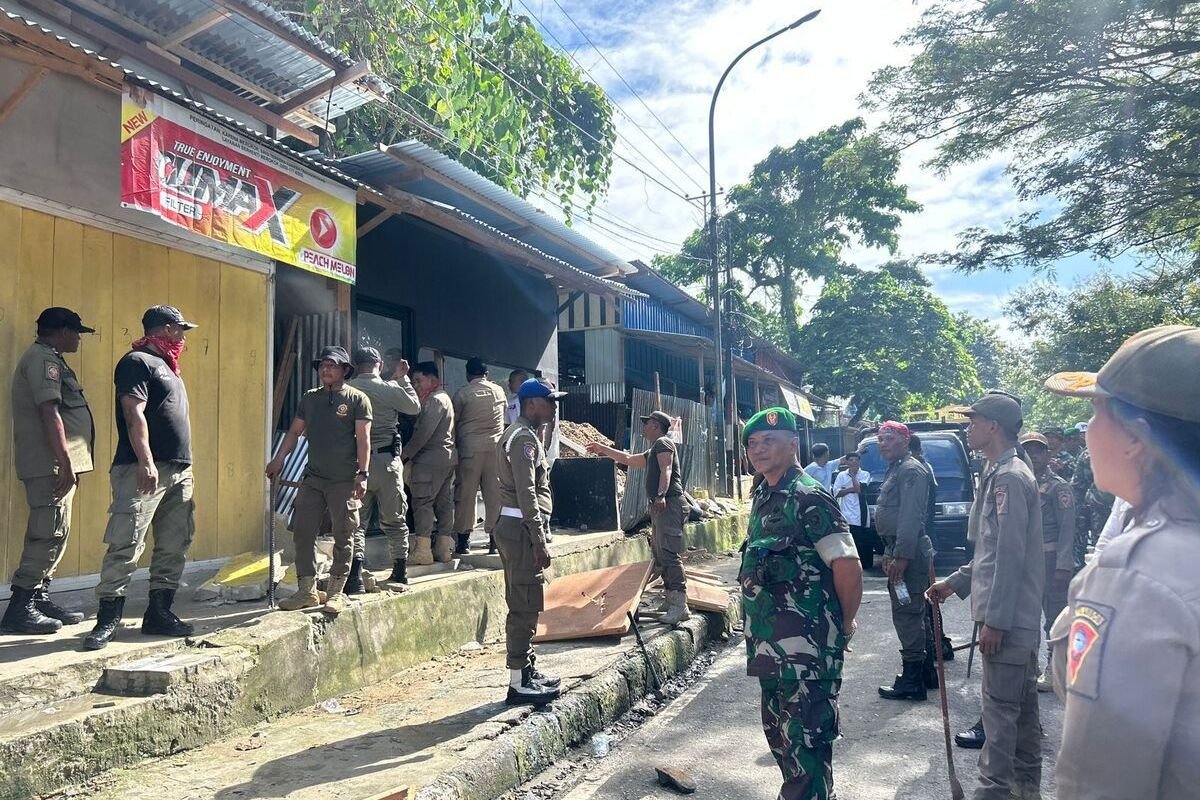 Lokasi penertiban Lapak pedagang yang dibangun diatas trotoar di sepanjang Jalan Ir. M Putuhena depan Kampus Universitas Pattimura, Ambon.