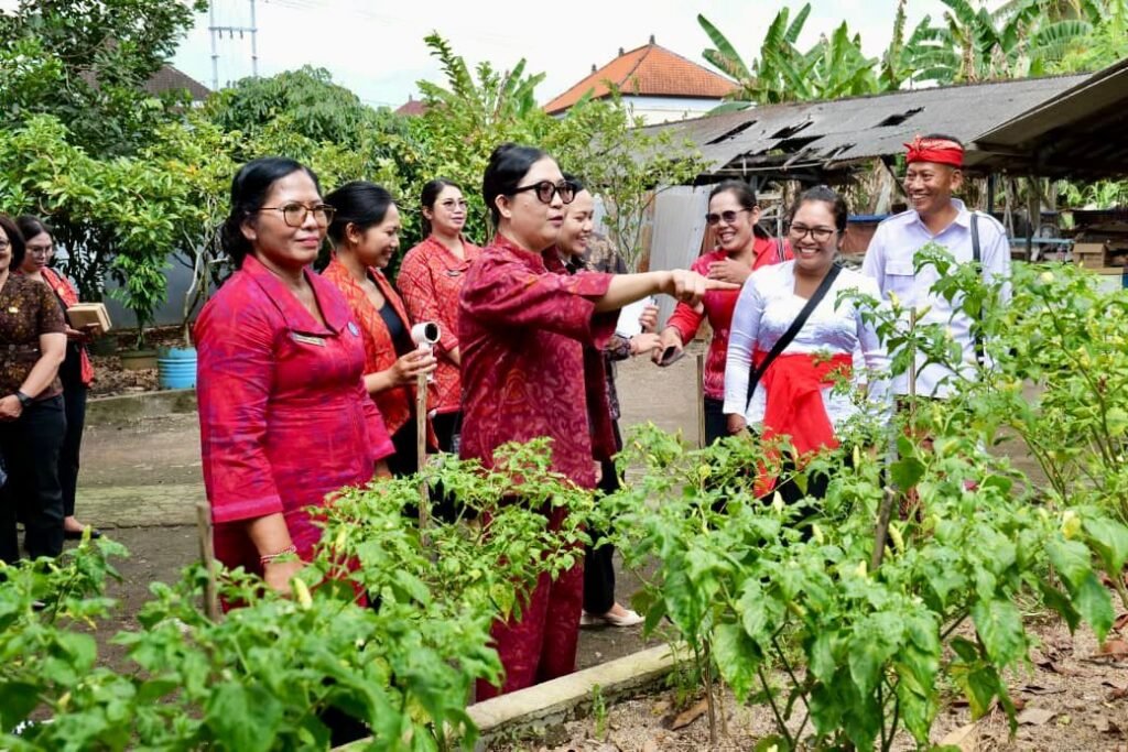 Ketua Tim Penggerak PKK Kabupaten Tabanan, Ny. Rai Wahyuni Sanjaya menggelar program 'Aksi Sosial Bergerak dan Berbagi' di Kecamatan Kerambitan dan Penebel, Rabu (6/5/2026).