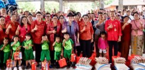 Bunda Rai Sanjaya Salurkan Bantuan dan Edukasi Pengelolaan Sampah di Selemadeg