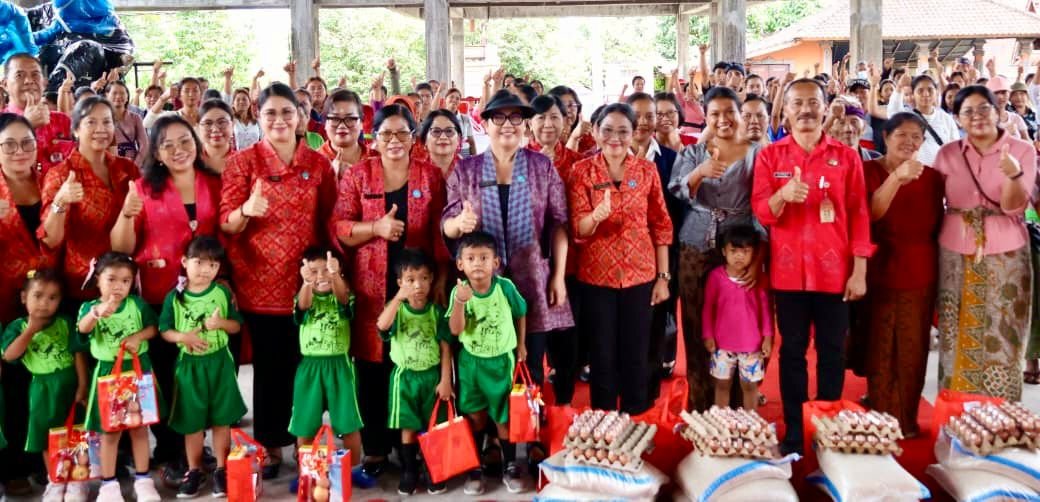 Bunda Rai Sanjaya Salurkan Bantuan dan Edukasi Pengelolaan Sampah di Selemadeg