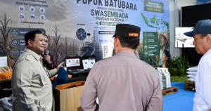 Presiden Prabowo Subianto produk hasil olahan saat melakukan groundbreaking 10 Gudang Ketahanan Pangan Polri serta launching operasional 166 Satuan Pelayanan Pemenuhan Gizi (SPPG) Polri Tahun 2026 di Kabupaten Tuban, Jawa Timur, pada Sabtu, 16 Mei 2026.