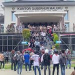 Demo Desak Gubernur Maluku Hendrik Lewerissa cabut izin 10 Koperasi bermasalah di Kawasan Tambang Gunung Botak.