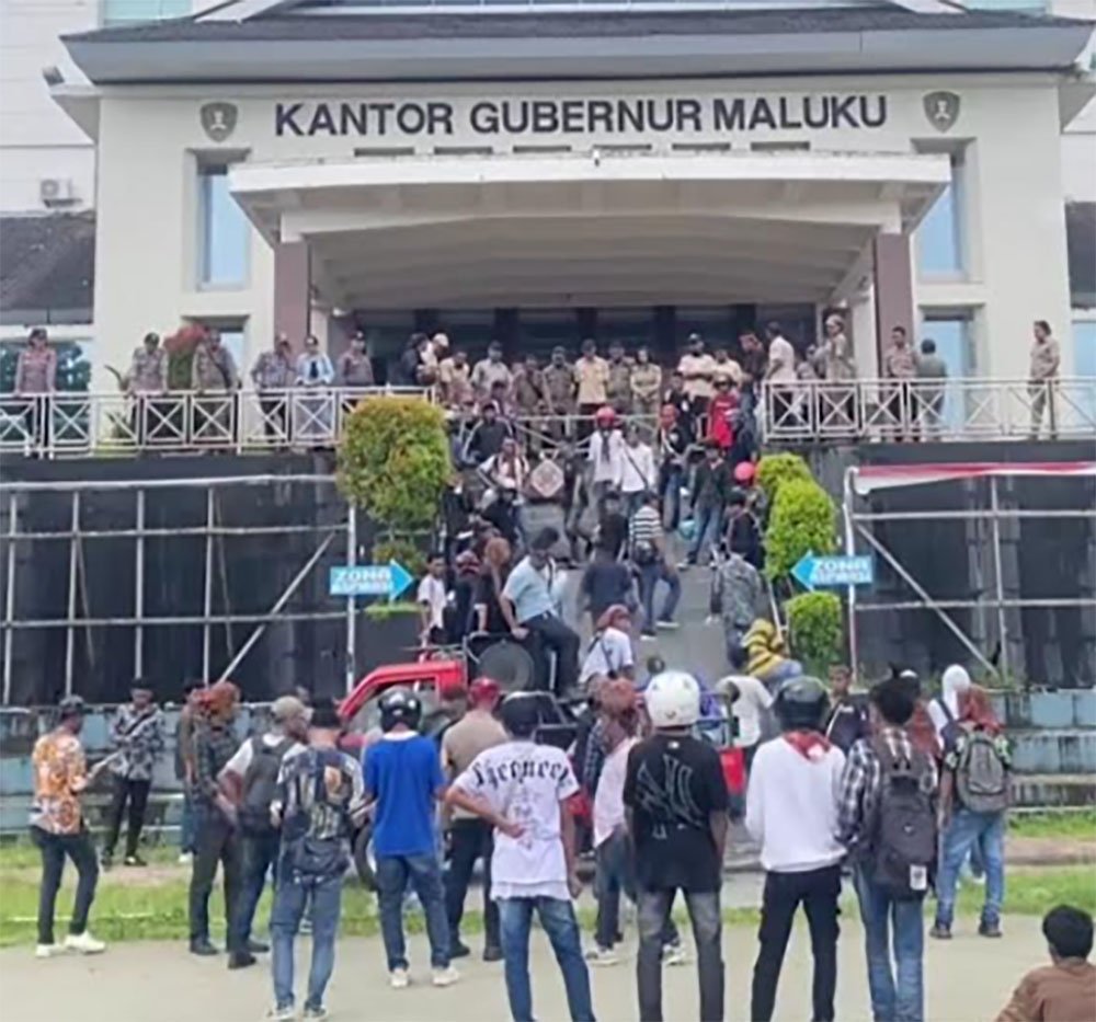 Demo Desak Gubernur Maluku Hendrik Lewerissa cabut izin 10 Koperasi bermasalah di Kawasan Tambang Gunung Botak.