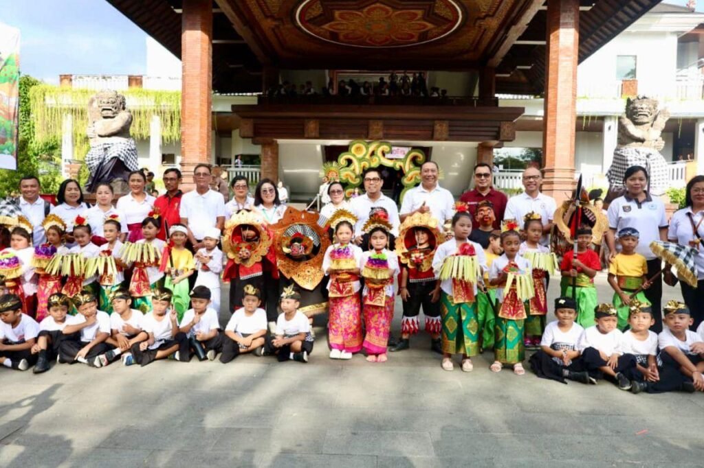 Wakil Wali Kota I Kadek Agus Arya Wibawa berfoto bersama usai membuka acara Denpasar Education Festival (DEF) 2026 di Lapangan Taman Kota Lumintang, Rabu (6/5).