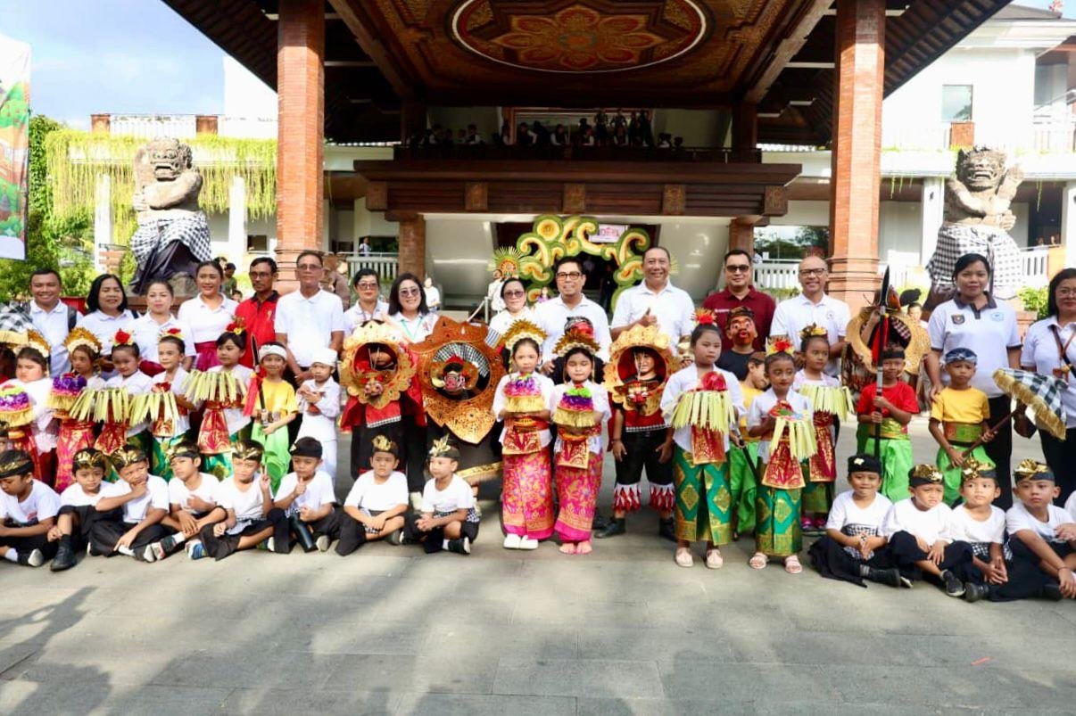 Wakil Wali Kota I Kadek Agus Arya Wibawa berfoto bersama usai membuka acara Denpasar Education Festival (DEF) 2026 di Lapangan Taman Kota Lumintang, Rabu (6/5).