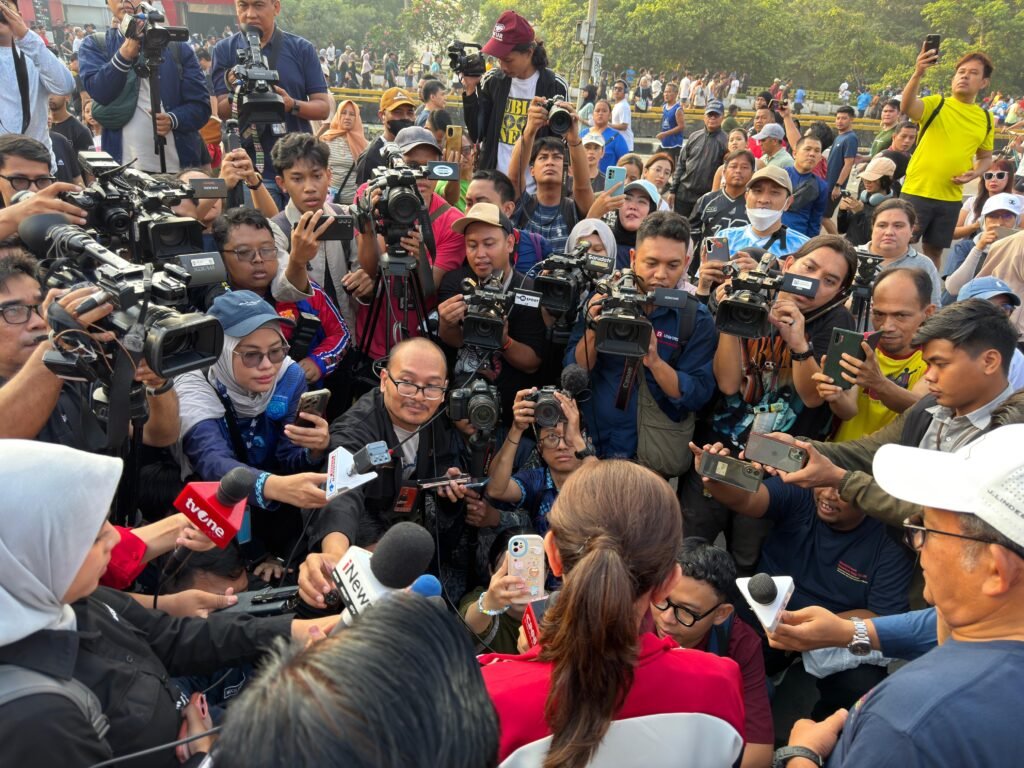 jurnalis saat melakukan peliputan