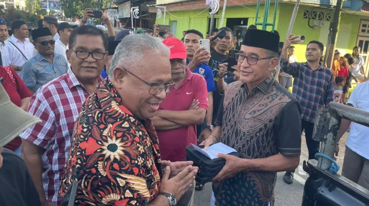 Calvin Tetelepta, berbagi hewan kurban kepada masyarakat di Kota Ambon.