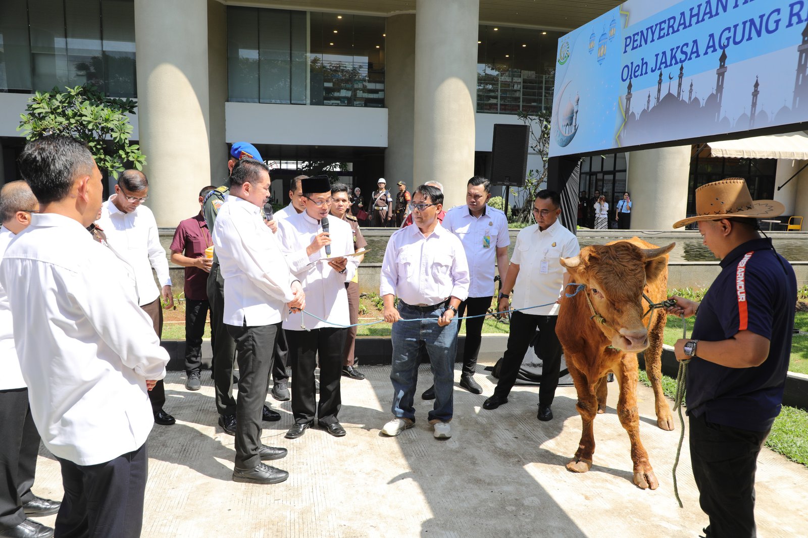 Jaksa Agung RI ST Burhanuddin menyerahkan hewan kurban dalam rangka menyambut Hari Raya Idul Adha 1447 Hijriah di Halaman Gedung Utama Kejaksaan Agung, Jakarta, Selasa (26/5/2026). (