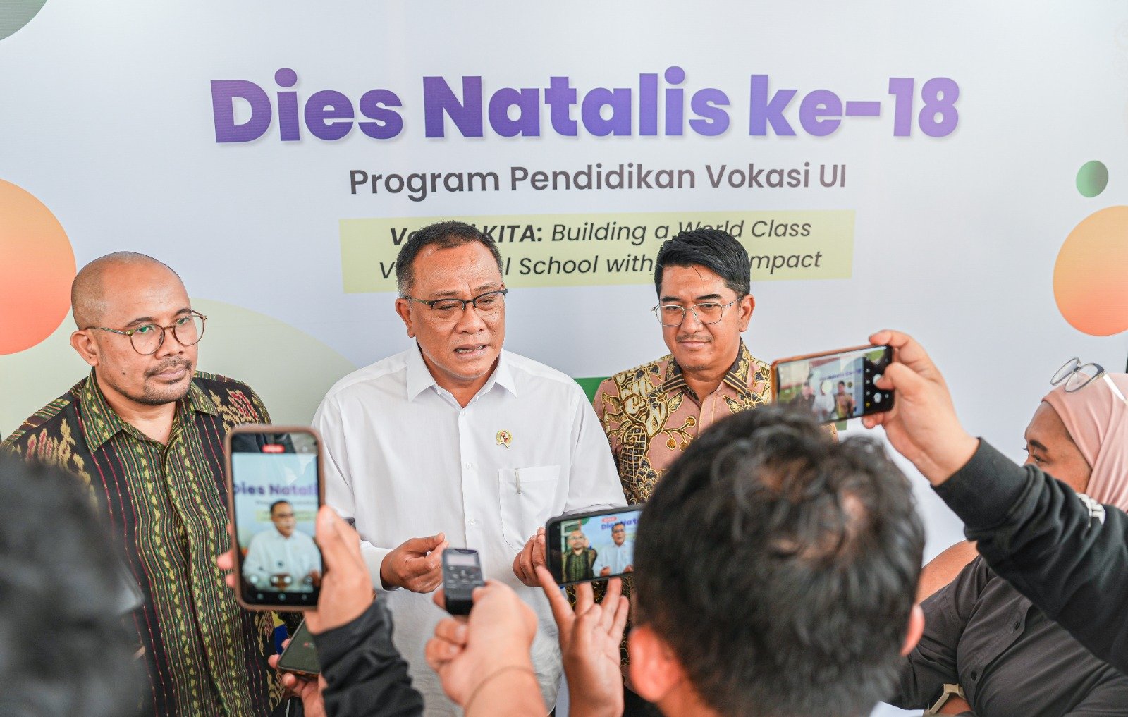 Menteri Lingkungan Hidup/Kepala Badan Pengendalian Lingkungan Hidup, Moh Jumhur Hidayat usai menyampaikan Orasi Ilmiah Program Vokasi Universitas Indonesia dalam rangka Dies Natalis ke-18 Pendidikan Vokasi UI di Depok, Senin (18/5/2026).