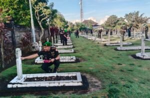 jajaran Kodam IX/Udayana menggelar ziarah rombongan di Taman Makam Pahlawan Nasional (TMPN) Pancaka Tirta, Desa Delod Peken, Kecamatan Tabanan, Minggu (17/5/2026).