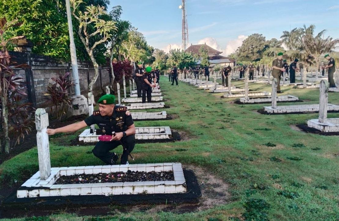 jajaran Kodam IX/Udayana menggelar ziarah rombongan di Taman Makam Pahlawan Nasional (TMPN) Pancaka Tirta, Desa Delod Peken, Kecamatan Tabanan, Minggu (17/5/2026).