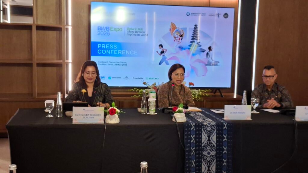 Co-Founder & Managing Director Bali Wellness and Beauty (BWB) Expo 2026 Diah Permana Tirtawati (tengah) bersama Kabid Pemasaran Pariwisata Dinas Pariwisata Provinsi Bali, Ida Ayu Indah Yustikarini (kiri) dan GM The Meru Sanur, Ed Brea saat konferensi pers, Selasa (26/5) di Sanur, Denpasar.