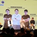 Project Director Maybank Marathon Bambang Irawan (tengah) sedang menjelaskan program RTMM 2026 saat acara Kick Off Road to Maybank Marathon di Jakarta (30/4/2026) bersama AR Jakarta Sports Science & Performance Coach Matias Ibo (kanan), dan AR Jakarta Running Coach Aditya Madya Pamungkas “Dodit” (kiri)