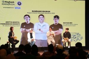 Project Director Maybank Marathon Bambang Irawan (tengah) sedang menjelaskan program RTMM 2026 saat acara Kick Off Road to Maybank Marathon di Jakarta (30/4/2026) bersama AR Jakarta Sports Science & Performance Coach Matias Ibo (kanan), dan AR Jakarta Running Coach Aditya Madya Pamungkas “Dodit” (kiri)