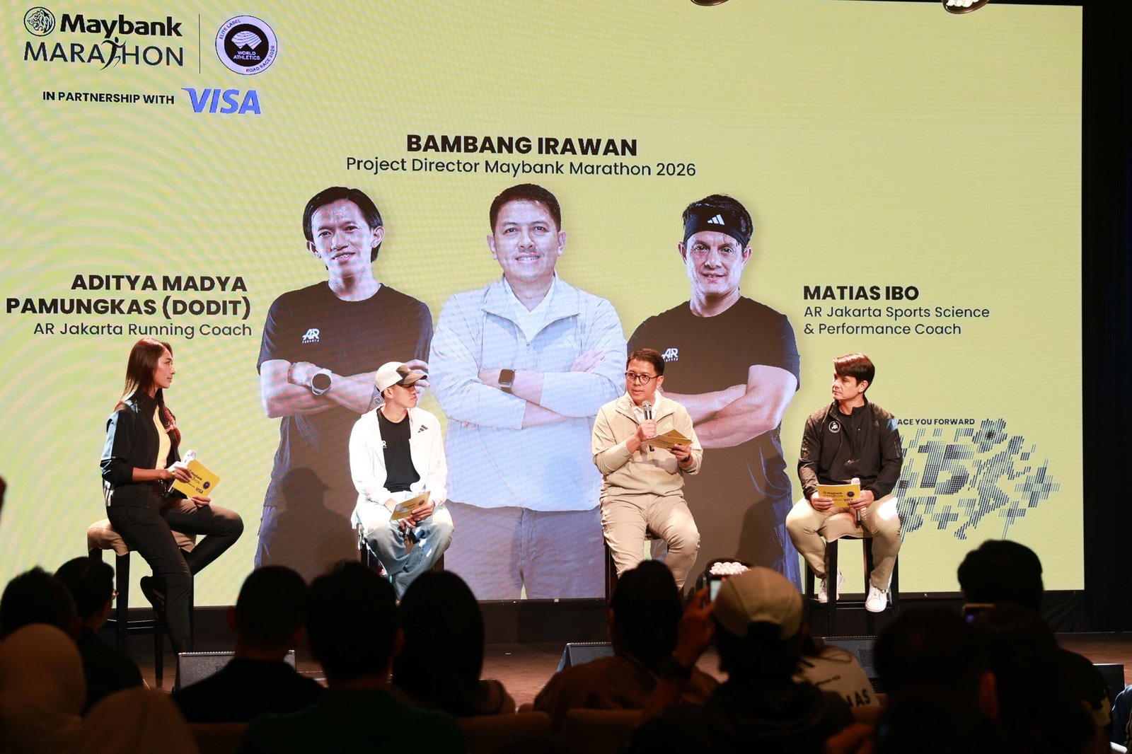 Project Director Maybank Marathon Bambang Irawan (tengah) sedang menjelaskan program RTMM 2026 saat acara Kick Off Road to Maybank Marathon di Jakarta (30/4/2026) bersama AR Jakarta Sports Science & Performance Coach Matias Ibo (kanan), dan AR Jakarta Running Coach Aditya Madya Pamungkas “Dodit” (kiri)
