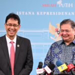 Menteri Koordinator Bidang Perekonomian Airlangga Hartarto dan Menteri Keuangan Purbaya Yudhi Sadewa menyampaikan keterangann usai bertemu Presiden Prabowo Subianto di Kompleks Istana Kepresidenan, Jakarta, Jumat, 22 Mei 2026.