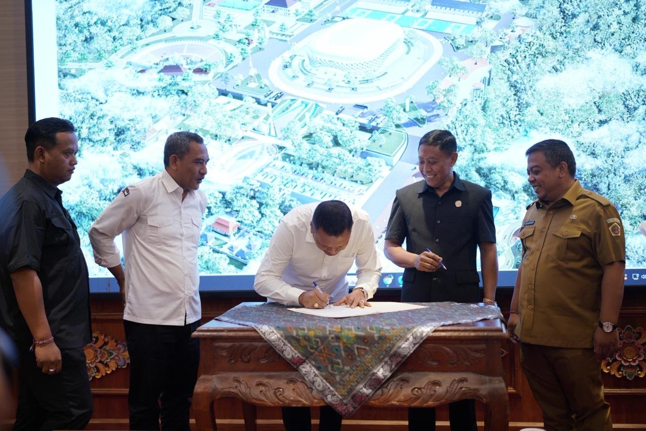 Penandatangan MoU antara Pemkab Gianyar dengan KPU Kabupaten Gianyar.