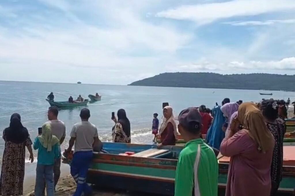 Warga Desa Kawa, Kabupaten Seram Bagian Barat menunggu kedatangan La Sandi yang di bawah oleh Tim penyelamatan SAR Gabungan.