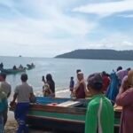 Warga Desa Kawa, Kabupaten Seram Bagian Barat menunggu kedatangan La Sandi yang di bawah oleh Tim penyelamatan SAR Gabungan.
