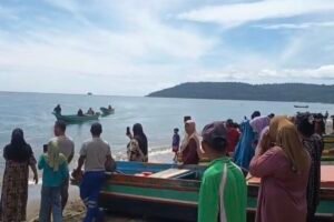 Warga Desa Kawa, Kabupaten Seram Bagian Barat menunggu kedatangan La Sandi yang di bawah oleh Tim penyelamatan SAR Gabungan.