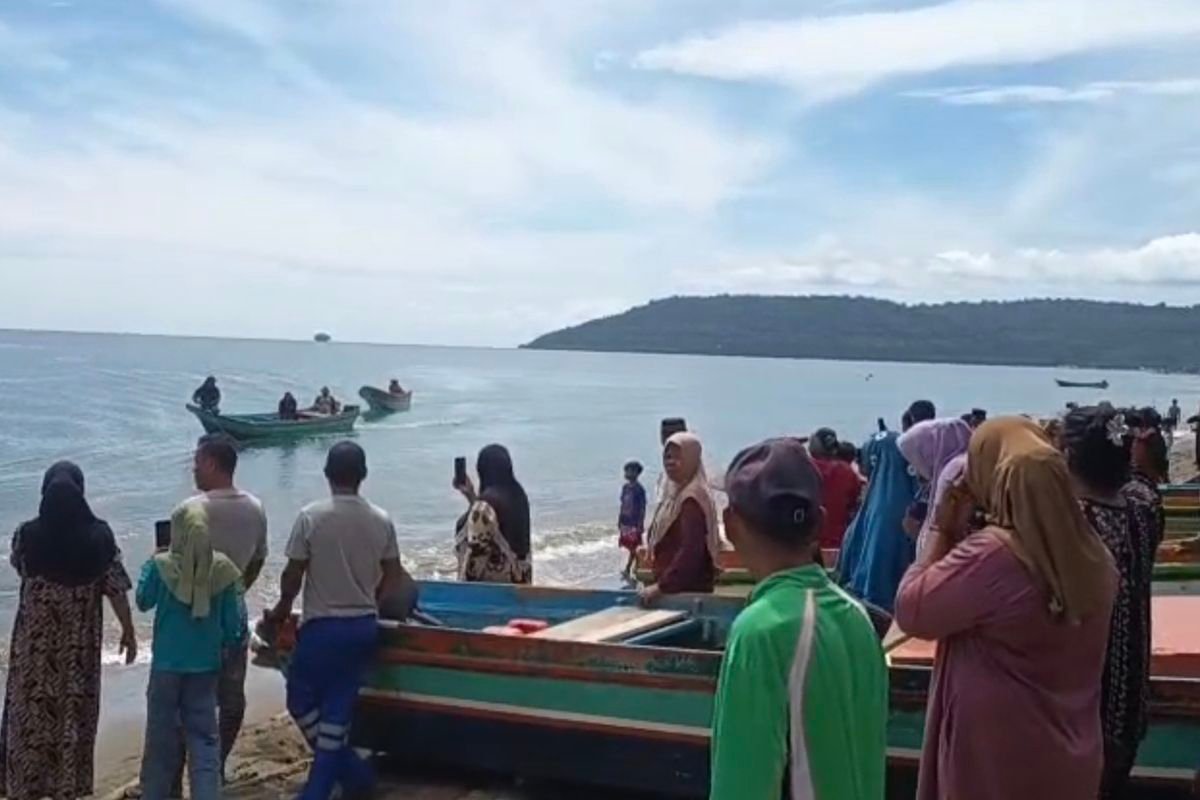 Warga Desa Kawa, Kabupaten Seram Bagian Barat menunggu kedatangan La Sandi yang di bawah oleh Tim penyelamatan SAR Gabungan.
