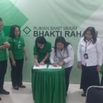 Penandatanganan kerja sama antara RSU Bhakti Rahayu Tabanan dengan BPJS Kesehatan Cabang Denpasar terkait program jaminan kesehatan bagi pekerja penerima upah, pekerja bukan penerima upah, dan pekerja mandiri kolektif di Graha Kanuruhan RSU Bhakti Rahayu Denpasar, Senin (11/5/2026).