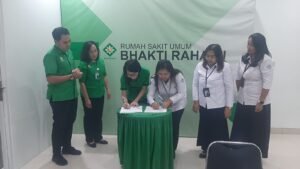 Penandatanganan kerja sama antara RSU Bhakti Rahayu Tabanan dengan BPJS Kesehatan Cabang Denpasar terkait program jaminan kesehatan bagi pekerja penerima upah, pekerja bukan penerima upah, dan pekerja mandiri kolektif di Graha Kanuruhan RSU Bhakti Rahayu Denpasar, Senin (11/5/2026).