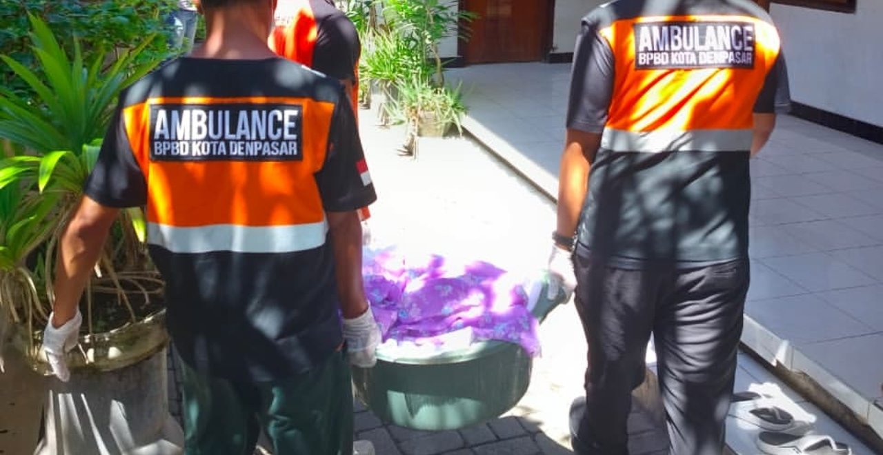 Petugas BPBD Kota Denpasar mengevakuasi bayi yang ditemukan di depan rumah warga di Sanur
