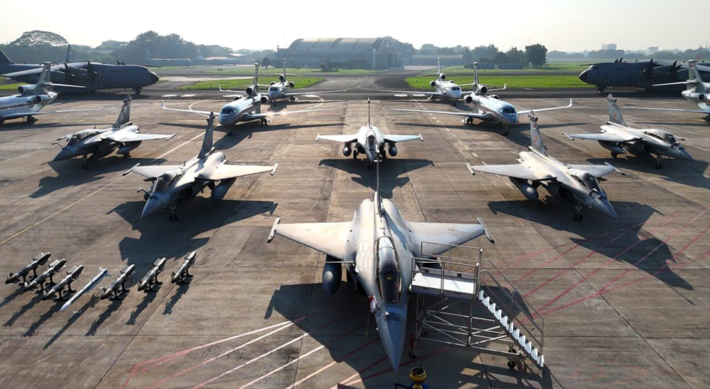 Enam pesawat MRCA Rafale, empat pesawat Falcon 8X, satu pesawat Airbus A400M MRTT, satu missile meteor dan enam smart weapon hammer, serta satu radar GCI GM403 diserahkan oleh Presiden Prabowo Subianto pada Senin, 18 Mei 2026, di Pangkalan Udara Halim Perdanakusuma Jakarta