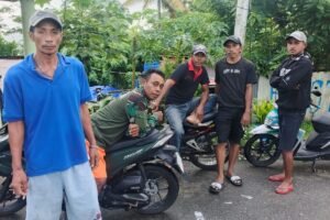 Petugas kebersihan di Kota Ambon mogok kerja, akibat gaji mereka Terlambat dibayar.