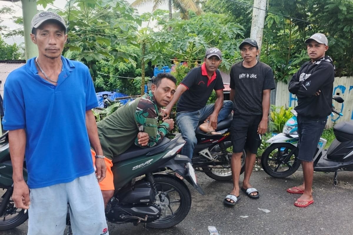 Petugas kebersihan di Kota Ambon mogok kerja, akibat gaji mereka Terlambat dibayar.