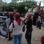 Aksi demo sejumlah pemuda dan mahasiswa dari Kecamatan Pulau Manipa, Kabupaten Seram Bagian Barat di depan Markas Kepolisian Daerah (Polda) Maluku.
