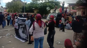 Aksi demo sejumlah pemuda dan mahasiswa dari Kecamatan Pulau Manipa, Kabupaten Seram Bagian Barat di depan Markas Kepolisian Daerah (Polda) Maluku.