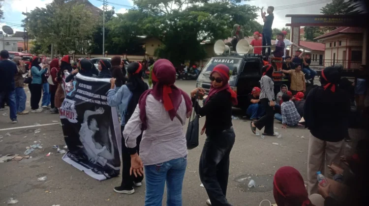 Aksi demo sejumlah pemuda dan mahasiswa dari Kecamatan Pulau Manipa, Kabupaten Seram Bagian Barat di depan Markas Kepolisian Daerah (Polda) Maluku.