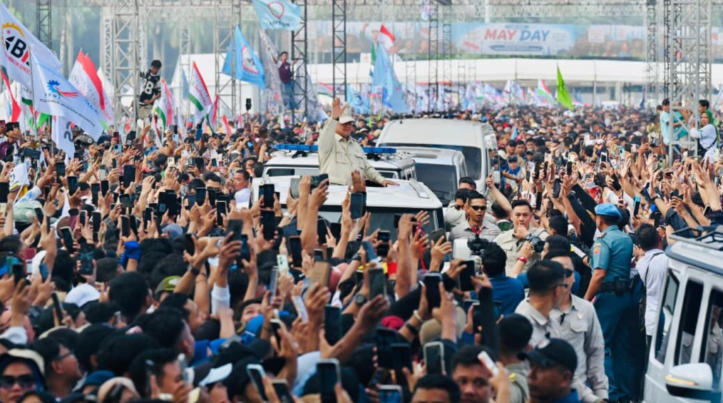 Ratusan ribu buruh yang hadir dari berbagai penjuru Tanah Air di Kawasan Monumen Nasional (Monas) antusias dan apresiasi kehadiran Presiden Prabowo dalam peringatan Hari Buruh Internasional di kawasan Lapangan Silang Monas pada Jumat, 1 Mei 2026.