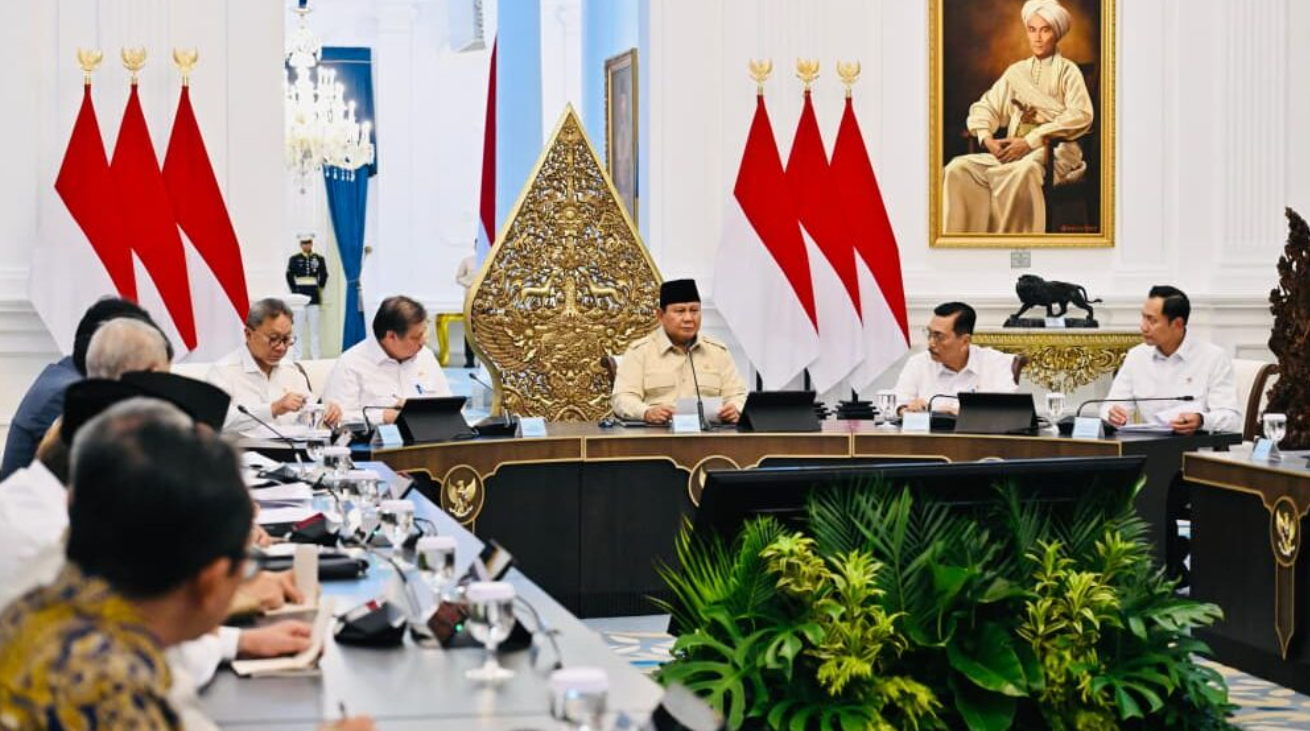 Presiden Prabowo Subianto menggelar rapat terbatas bersama sejumlah menteri Kabinet Merah Putih dan Komite Stabilitas Sistem Keuangan (KSSK) di Istana Merdeka, Jakarta, pada Selasa, 5 Mei 2026.
