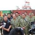 Satuan Tugas Penertiban Kawasan Hutan (Satgas PKH) meninjau pemeriksaan kontainer berisi mineral rare earth hasil penindakan TNI Angkatan Laut di Dermaga Kodaeral IV Batam, Kepulauan Riau, Selasa (27/5/2026).