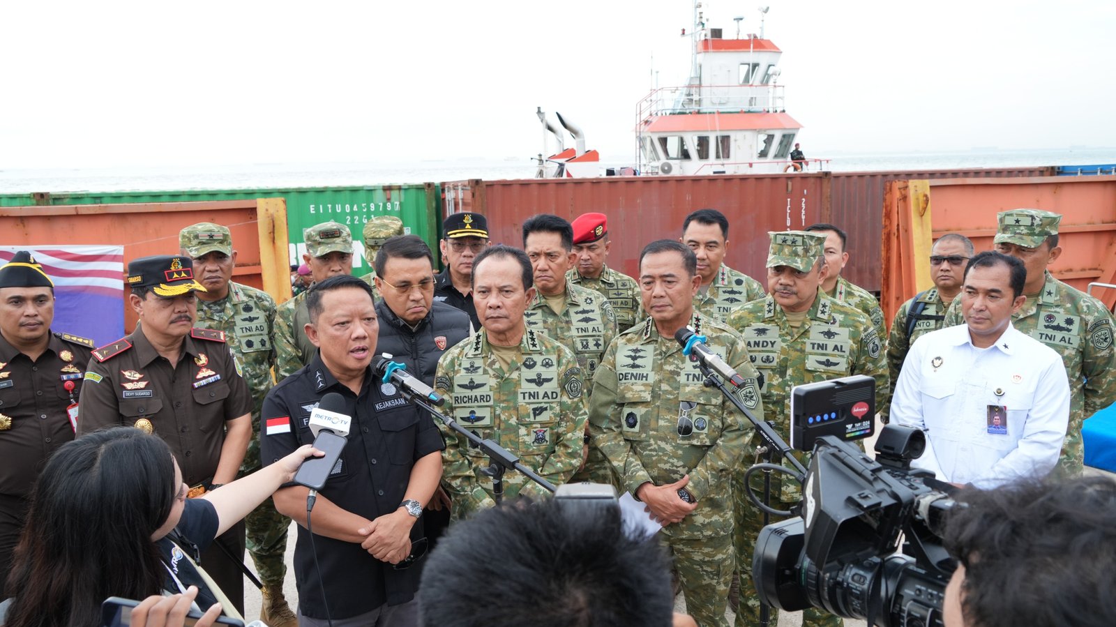 Satuan Tugas Penertiban Kawasan Hutan (Satgas PKH) meninjau pemeriksaan kontainer berisi mineral rare earth hasil penindakan TNI Angkatan Laut di Dermaga Kodaeral IV Batam, Kepulauan Riau, Selasa (27/5/2026).